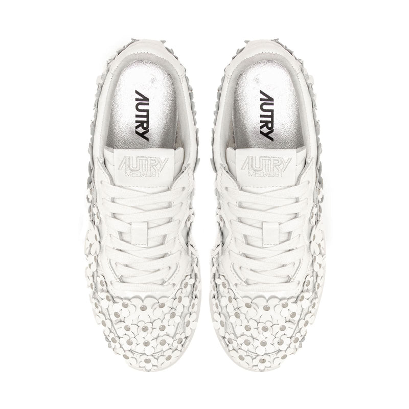 sneakers autry medalist femmes à fleurs blanches en relief vues du haut