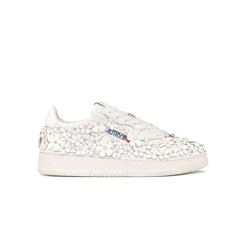 sneakers autry medalist femmes à fleurs blanches en relief vues de profil