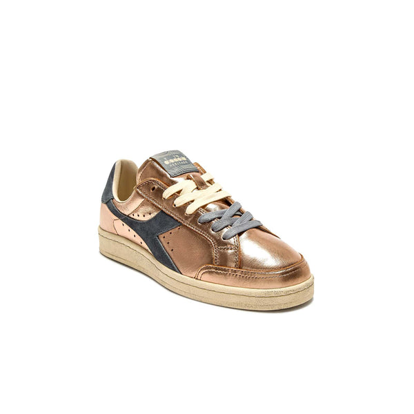 diadora heritage prestige sneakers cuivre pour femmes vue de trois quarts