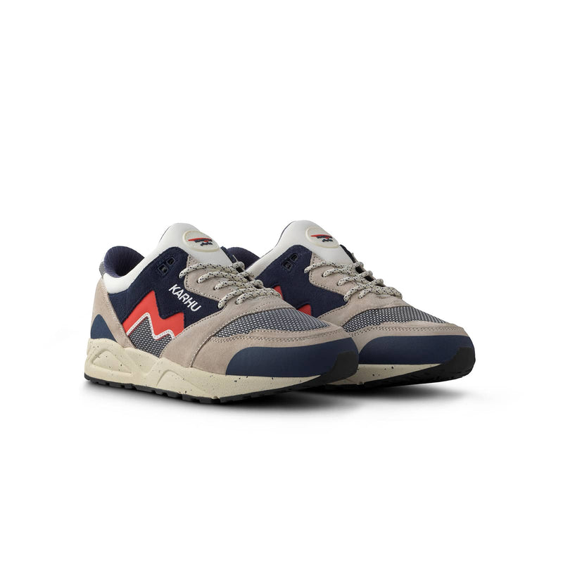 baskets karhu aria 95 grises et bleu vue de trois quarts