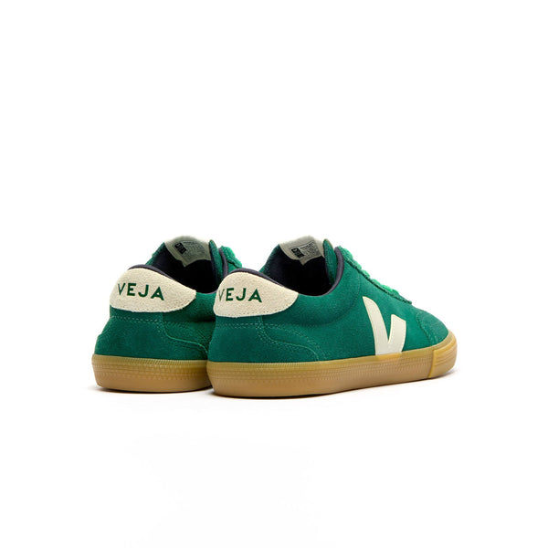 Back view of Veja Volley Suede Joker – sustainable sneakers with retro design and contrasting heel tab