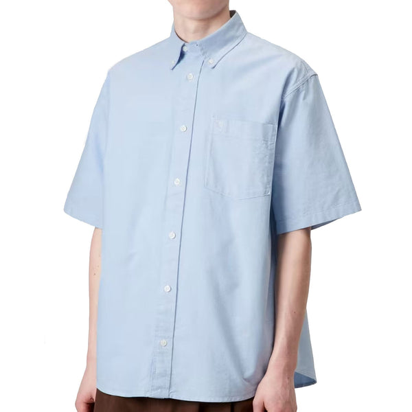 Chemise Carhartt bleu manches courtes vue de face, portée