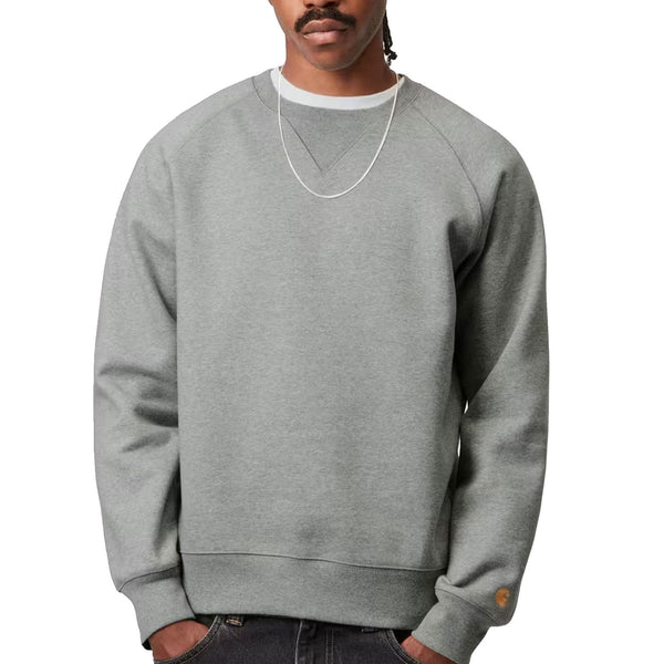 Sweat chase gris Carhartt vu de face et porté