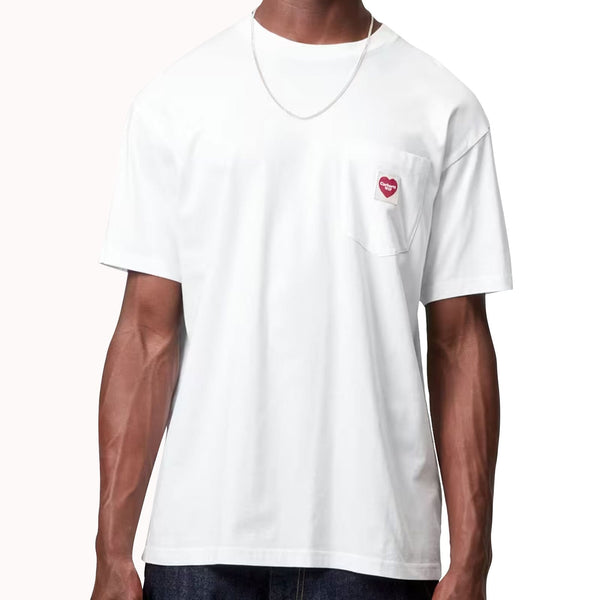 T-shirt carhartt blanc avec poche a l'avant droit étiquette coeur rouge carhartt vue de face mannequin 