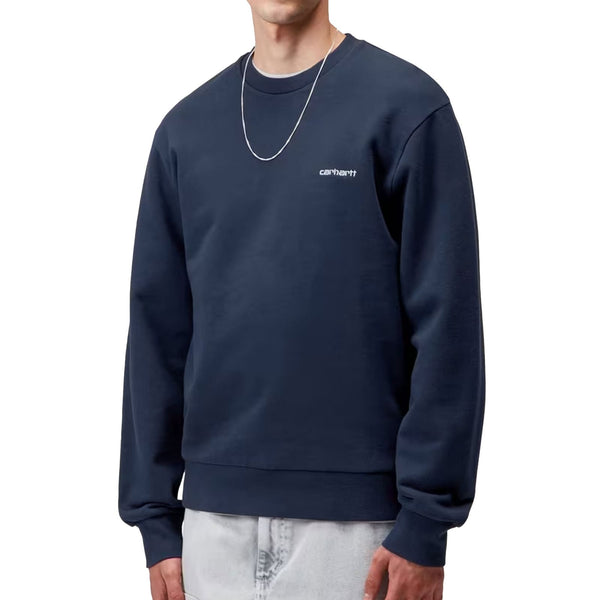 Crewneck Carhartt Bleu Homme avec broderie blanche Carhartt a l'avant gauche - Vue de face mannequin