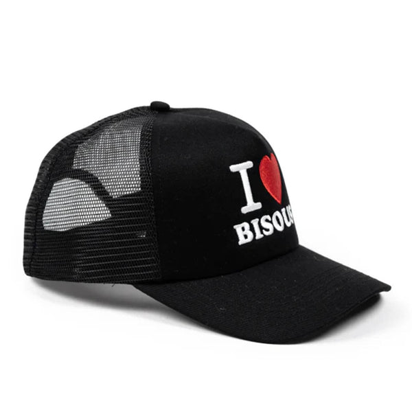 Casquette Trucker Bisous Skateboard avec broderie I Love Bisous coeur rouge a l'avant - vue de coté