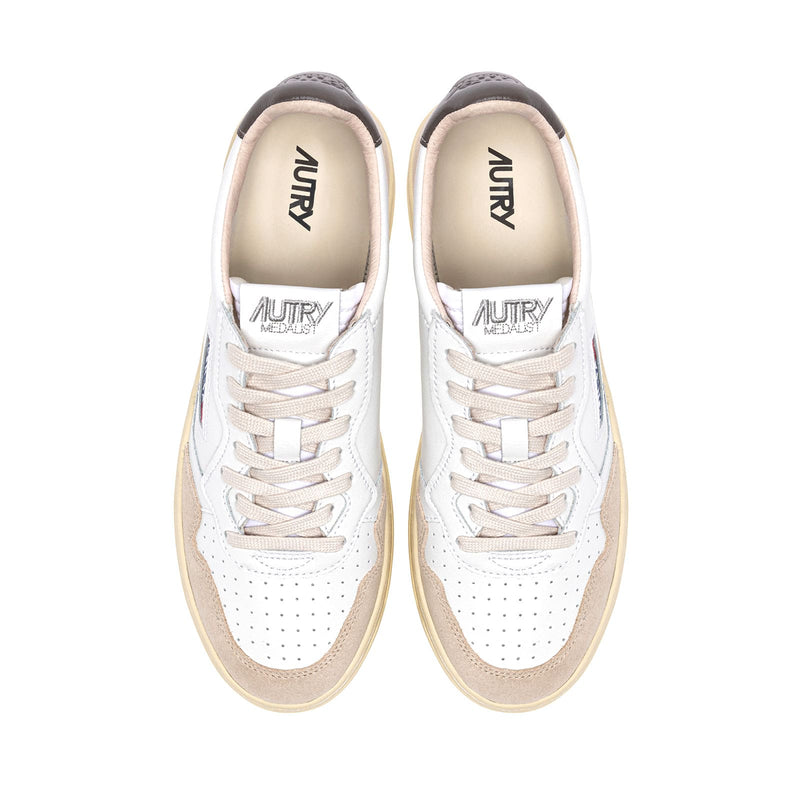 baskets autry blanches et vertes vue du haut