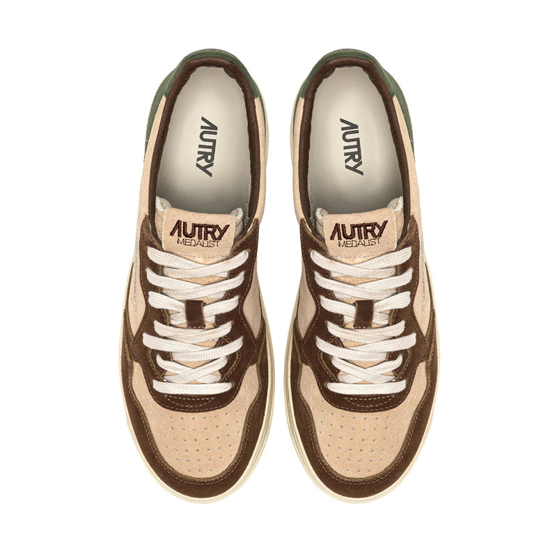 baskets autry en suede brunes et beige hommes vue du haut