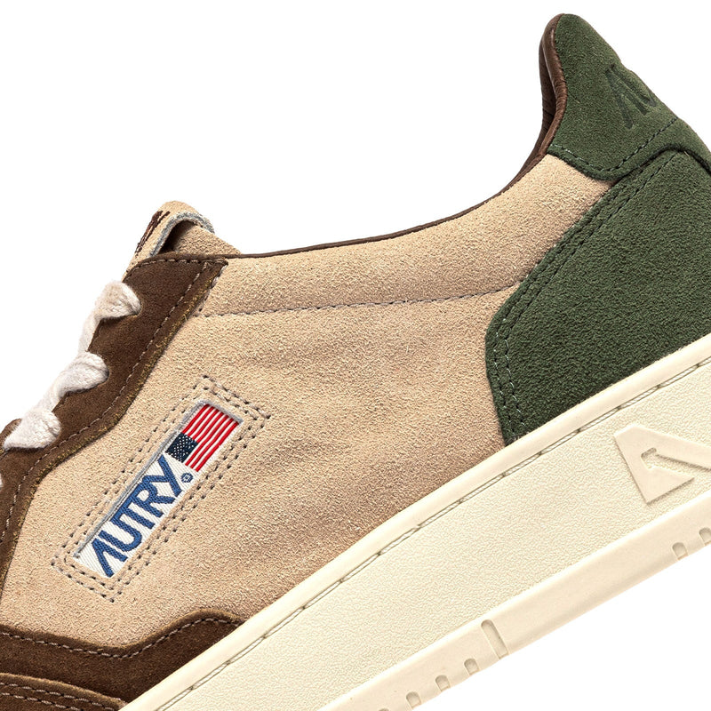 baskets autry en suede brunes et beige hommes vue de pres