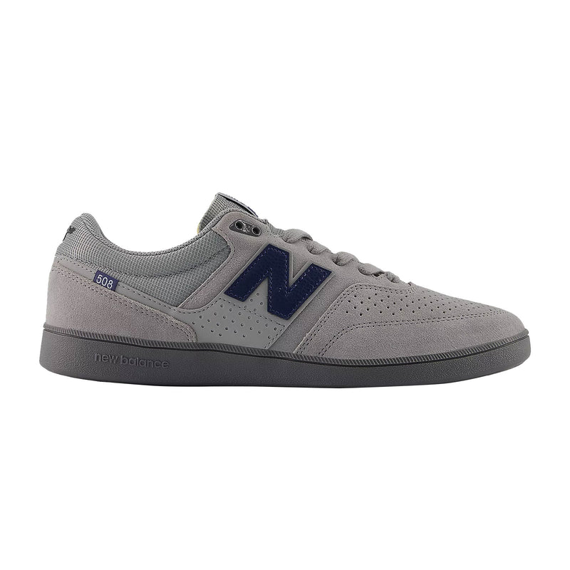 Chaussure de skate New Balance Numeric 508 Brandon Westgate Gris et logo bleu marine , vue de coté droit 